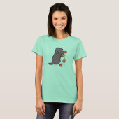 黒いラボの子犬の花のバスケット漫画 Tシャツ (正面フル)