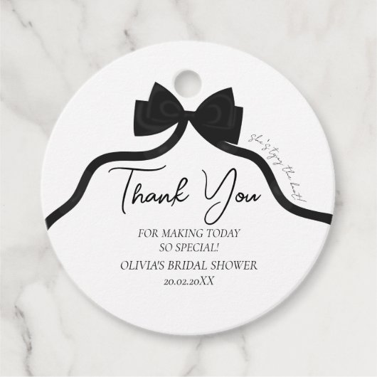 黒いリボンで彼女は結婚式の準備中 ブライズシャワー フェイバータグ (正面)