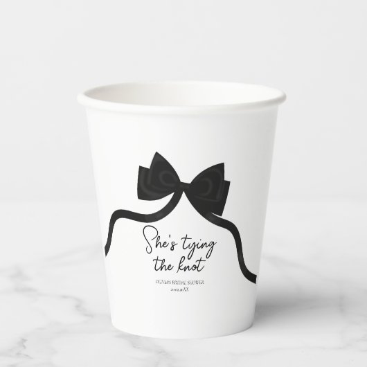 黒いリボンで彼女は結婚式の準備中 ブライダルシャワー 紙コップ (正面)