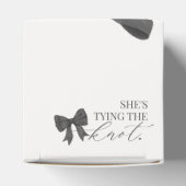 黒いリボンで結ばれた ブライダルシャワーのギフト フェイバーボックス (上部)