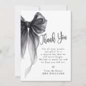 黒いリボンで華を添える「結婚する彼女」　おしゃれな「She's Tying the Knot」スタイ サンキューカード (正面)