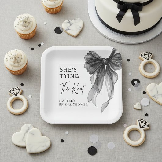 黒いリボンのウェディングシャワーを計画中 ペーパープレート