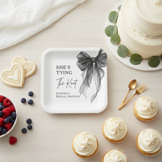 黒いリボンのウェディングシャワーを計画中 ペーパープレート