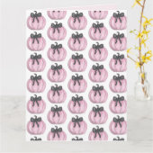 黒いリボンのピンクのカボチャ カード (黄色い花)