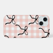 黒いリボンのピンクのスマホケース iPhone 15ケース (裏面横)