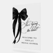 黒いリボンの彼女の結婚式の招待 黒いリボン シャワーパーティ アクリルサイン (傾斜)