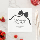 黒いリボン、彼女は結婚式の結び目を結んでいる、結婚前のお披露目会 スタンダードランチョンナプキン (インサイチュ)