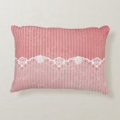 黒いレースが付いているピンクおよび白い背景 アクセントクッション (裏面)