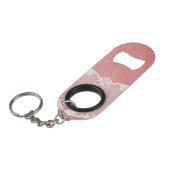 黒いレースが付いているピンクおよび白い背景 キーホルダー栓抜き (正面アングル)