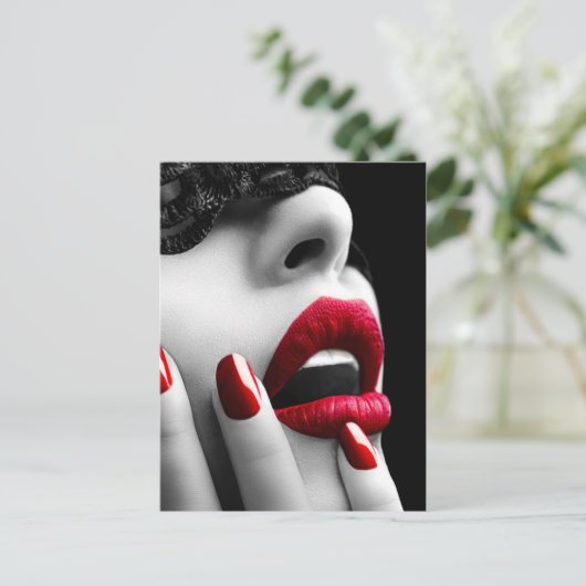 黒いレースのマスクを持つ美しい女性 ポストカード (スタンド正面)