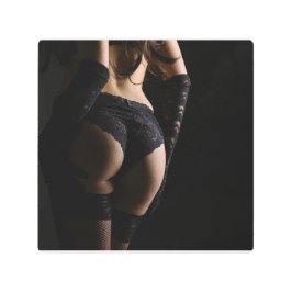 黒いレースのランジェリーで後ろからポーズをとる女性。 メタルプリント