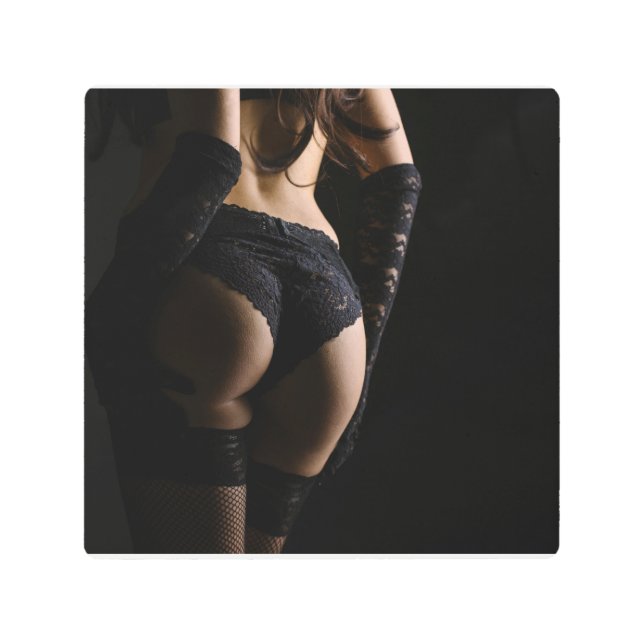 黒いレースのランジェリーで後ろからポーズをとる女性。 メタルプリント (正面)
