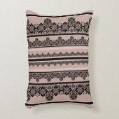 黒いレース、透かし、茶色の背景、ベージュ、ブラ アクセントクッション (正面(垂直))