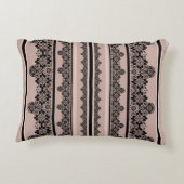 黒いレース、透かし、茶色の背景、ベージュ、ブラ アクセントクッション (裏面)