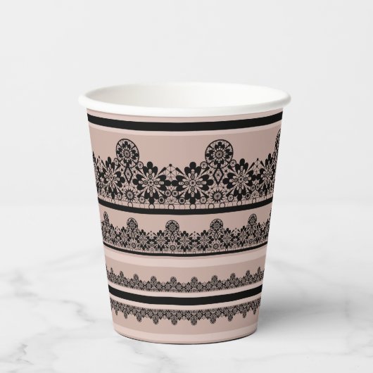 黒いレース、透かし、茶色の背景、ベージュ、ブラ 紙コップ (正面)