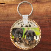 黒いロットワイラーかわいい子犬と悲しい顔 キーホルダー (正面)