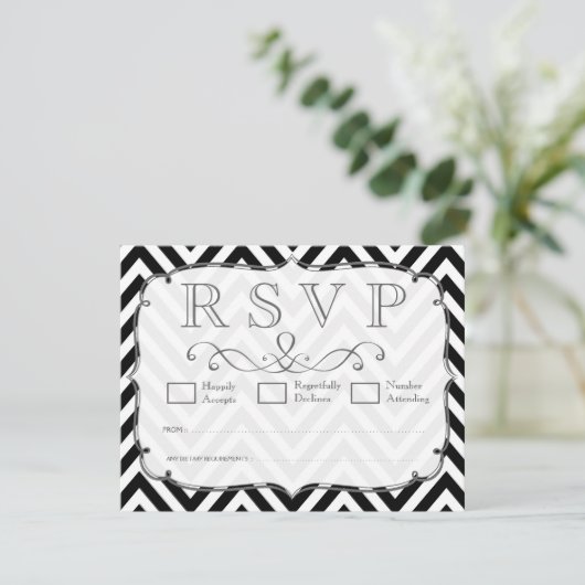 黒いヴィンテージ及びRSVPカードを結婚する白いシェブロン 出欠カード (スタンド正面)