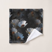 黒い上で分離された多数の浮遊デイジー バスタオルセット (ウォッシュタオル)