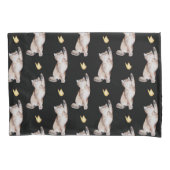 黒い上で黄色い蝶のために達する猫 枕カバー (正面)