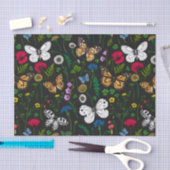 黒い上に野花と蝶 薄葉紙 (クラフト)