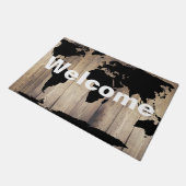 黒い世界地図の素朴な木製の板の歓迎 ドアマット (アングル)