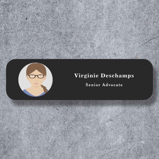 黒い丸の写真の従業員名タグ 名札