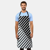 黒い交差ストライプ エプロン (着用した状態)