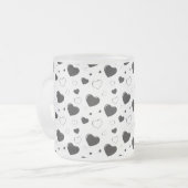 黒い光沢のあるハートかわいいロマンチックなパターン フロストグラスマグカップ (正面左)