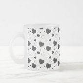 黒い光沢のあるハートかわいいロマンチックなパターン フロストグラスマグカップ (左)