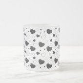 黒い光沢のあるハートかわいいロマンチックなパターン フロストグラスマグカップ (中央)