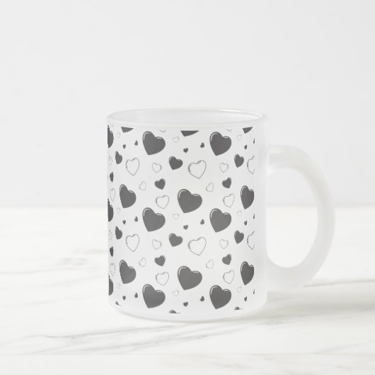 黒い光沢のあるハートかわいいロマンチックなパターン フロストグラスマグカップ (右)