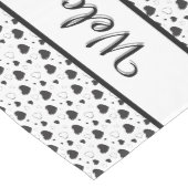 黒い光沢のあるハートかわいいロマンチックなパターン ミディアムテーブルランナー (コーナー)