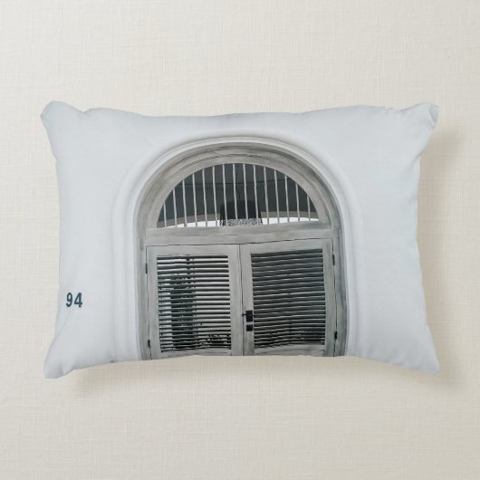 黒い光源の下の閉じた灰色の木の扉 アクセントクッション (正面)