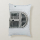 黒い光源の下の閉じた灰色の木の扉 アクセントクッション (裏面(縦))