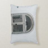 黒い光源の下の閉じた灰色の木の扉 アクセントクッション (正面(垂直))