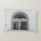 黒い光源の下の閉じた灰色の木の扉 アクセントクッション (裏面)