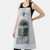 黒い光源の下の閉じた灰色の木の扉 エプロン (インサイチュ)