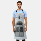 黒い光源の下の閉じた灰色の木の扉 エプロン (着用した状態)