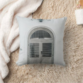 黒い光源の下の閉じた灰色の木の扉 クッション (ブランケット)