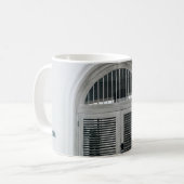 黒い光源の下の閉じた灰色の木の扉 コーヒーマグカップ (正面左)