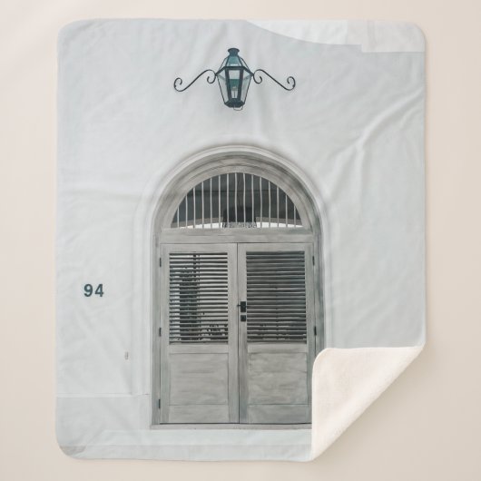 黒い光源の下の閉じた灰色の木の扉 シェルパブランケット (正面)