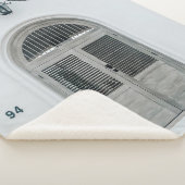 黒い光源の下の閉じた灰色の木の扉 シェルパブランケット (3/4)