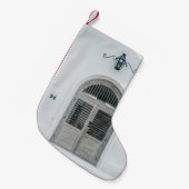 黒い光源の下の閉じた灰色の木の扉 スモールクリスマスストッキング (正面 (吊り時))