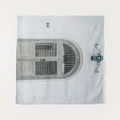 黒い光源の下の閉じた灰色の木の扉 タペストリー (正面(横))