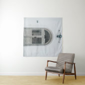 黒い光源の下の閉じた灰色の木の扉 タペストリー (インサイチュ(横))