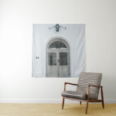 黒い光源の下の閉じた灰色の木の扉 タペストリー (インサイチュ)