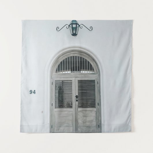 黒い光源の下の閉じた灰色の木の扉 タペストリー (正面)