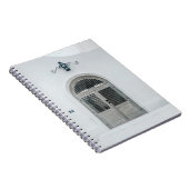 黒い光源の下の閉じた灰色の木の扉 ノートブック (右側)