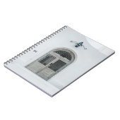 黒い光源の下の閉じた灰色の木の扉 ノートブック (左側)