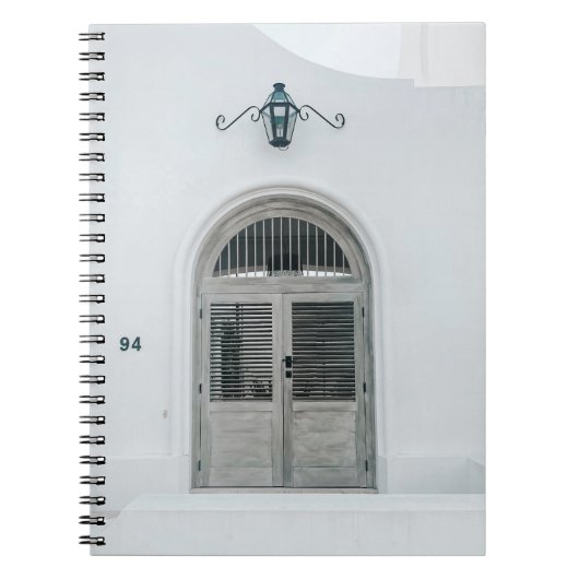 黒い光源の下の閉じた灰色の木の扉 ノートブック (正面)